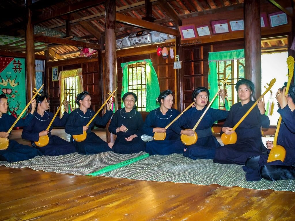 Tày women playing the đàn tính lute